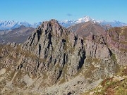 53 Pizzo del becco (2507 m) e a dx il Disgrazia (3678 m)